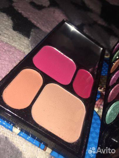 В виде кошелька тени + румяна