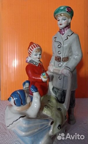 Винтажная фарфоровая статуэтка