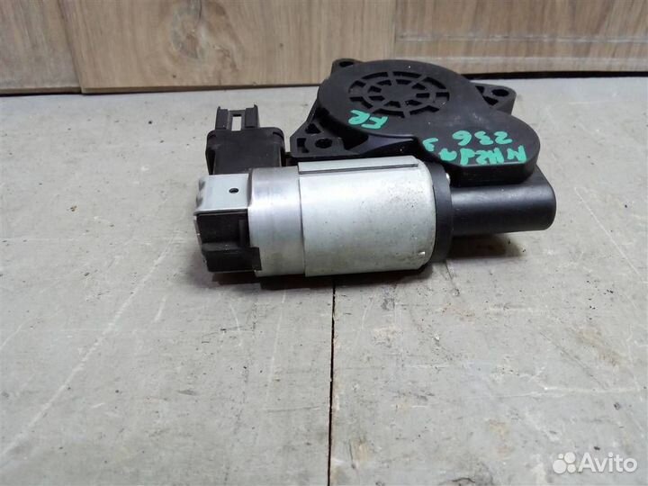 Мотор стеклоподъемника передний правый от Mazda M