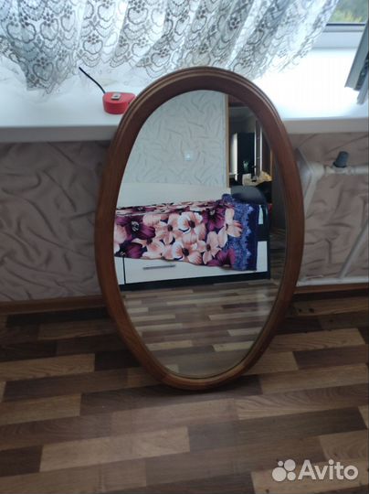 Зеркало овальное в деревянной раме