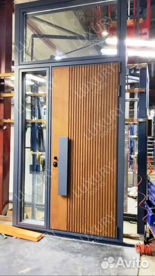 Уличная входная дверь с боковым стеклом для дома