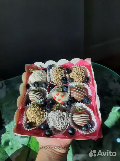 Подарок девушке клубника в шоколаде