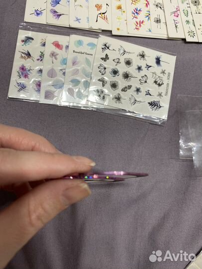 Наклейки и стразы для дизайна маникюра