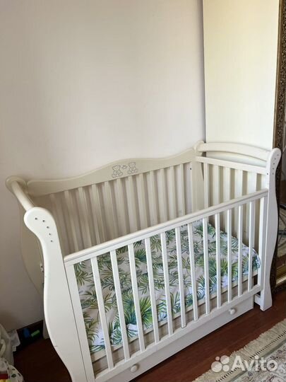 Детская кроватка с маятником