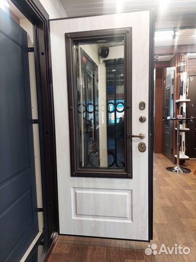 Стальная дверь с окном и лазерной резкой