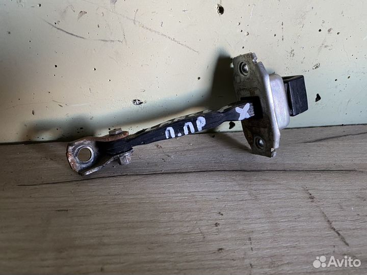 Ограничитель двери mitsubishi lancer Х