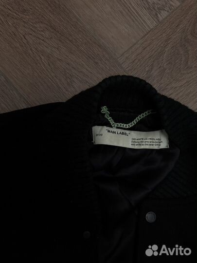 Бомбер off white