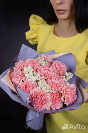 Букет с розовым диантусом и белой маттиолой