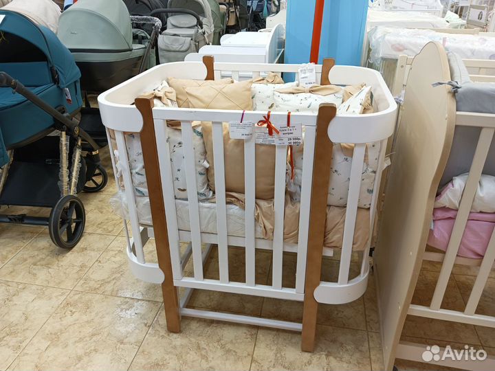 Детская кроватка с маятником