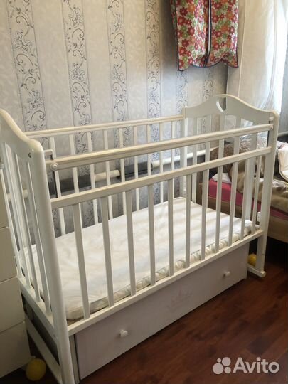 Детская кроватка с маятником