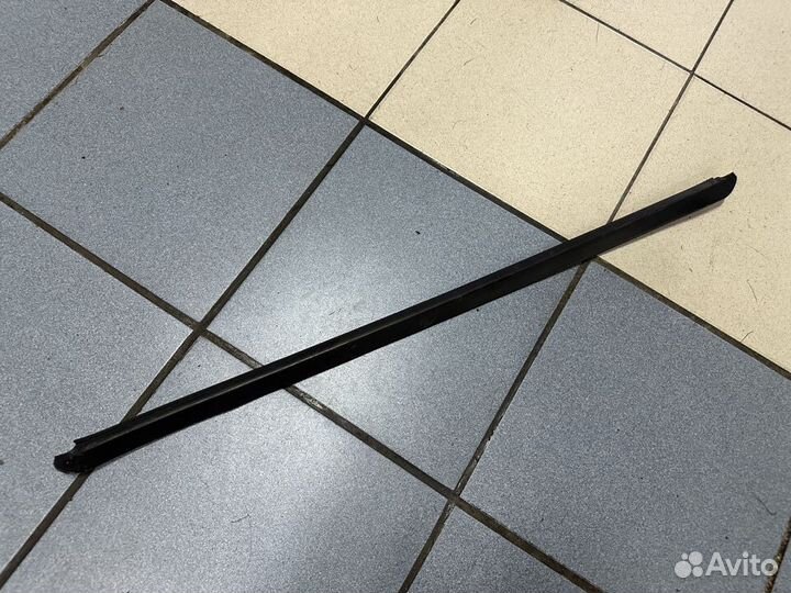 Молдинг стекла передний левый Рено Дастер Duster