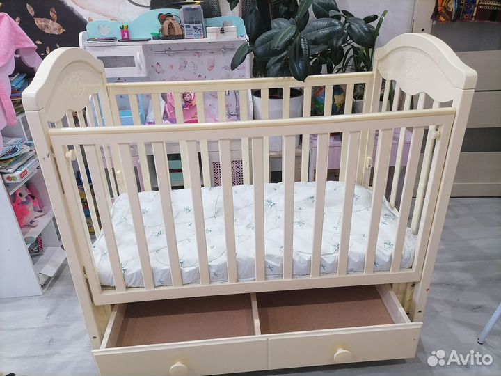 Детская кроватка с маятником и ящиком