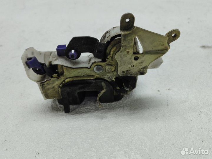 Замок двери задний левый Nissan Almera 2000