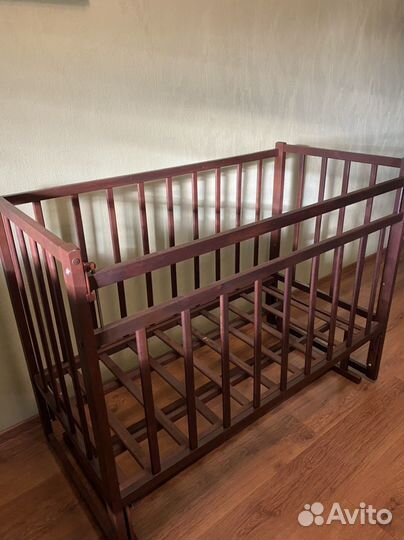 Детская кроватка с маятником