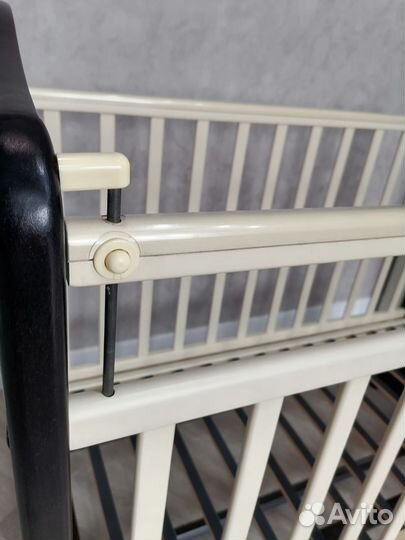 Кроватка с маятником