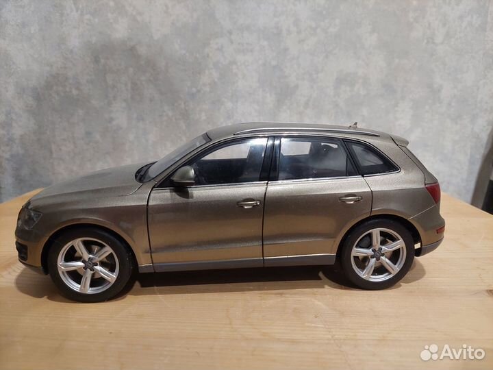 Модель автомобиля 1:18 audi Q5