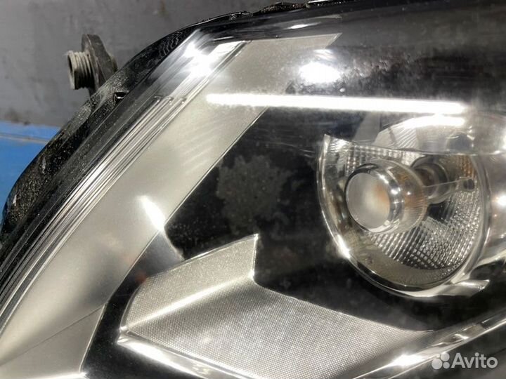 Фара ксенон левая Volkswagen Passat B7