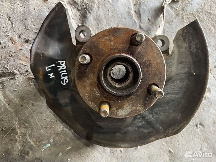 Поворотный кулак левый Toyota Prius