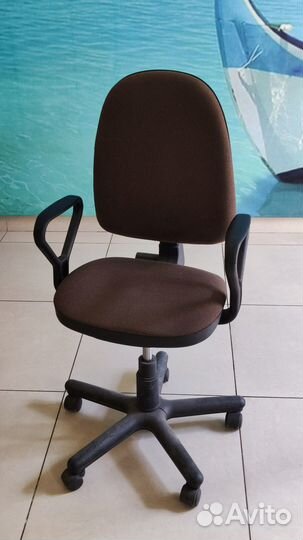 Стул-кресло офисное, компьютерное на колёсиках