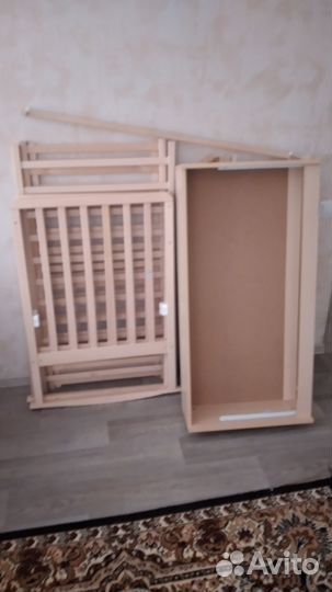 Детская кроватка с маятником