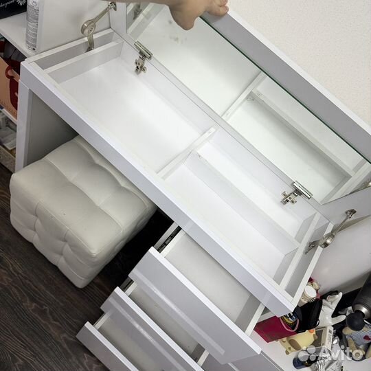 Туалетный столик с откидным зеркалом