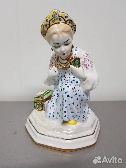 Статуэтка фарфоровая 