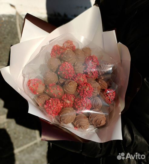 Клубника / бананы, финики в шоколаде с цветами