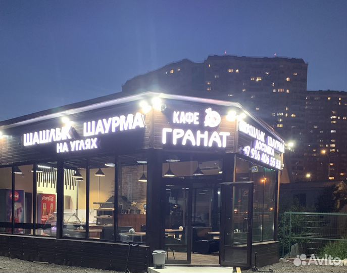 Мангальщик шашлычник в кафе