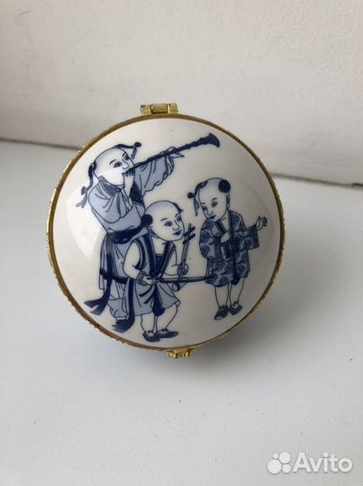 Керамическая шкатулка, чашечка с блюдцем, солонка