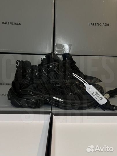 Кроссовки balenciaga runner на руках