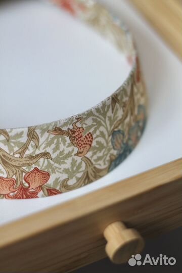 Кокошник Моррис - пташка среди ирисов (скругл.)