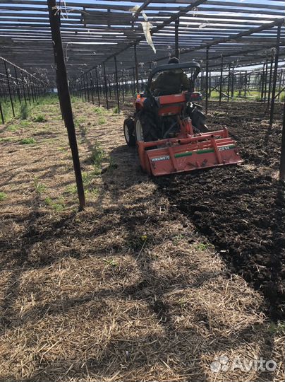 Вспашка земли японским минитрактором