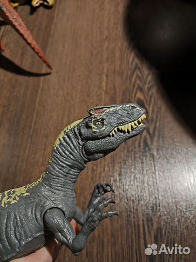 Динозавр из юрского периода