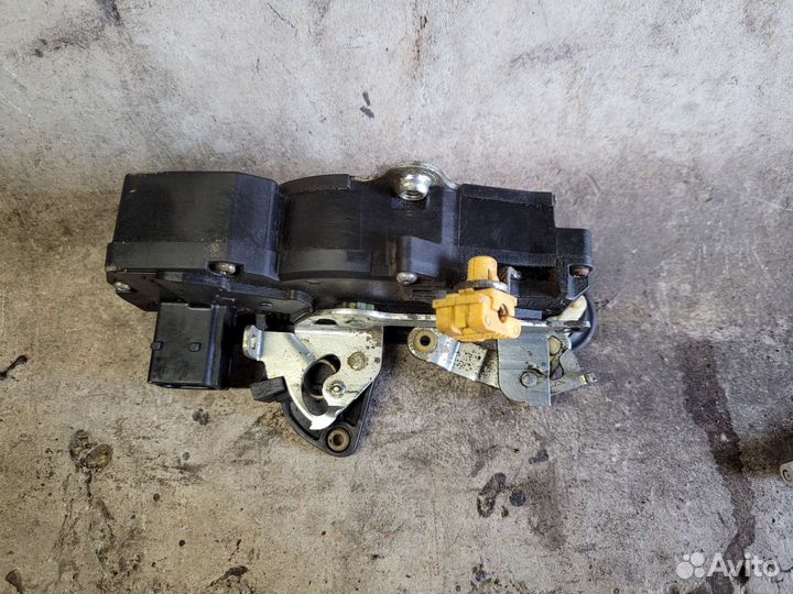 Замок задней левой двери Cadillac srx 1