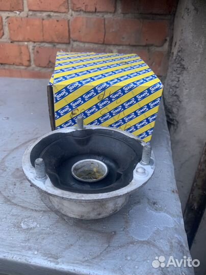 Опора передней стойки