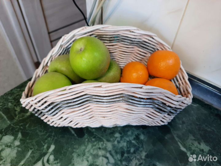 Плетенная корзина и поднос