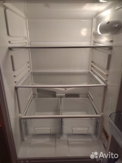 Холодильник Indesit (требует ремонта)