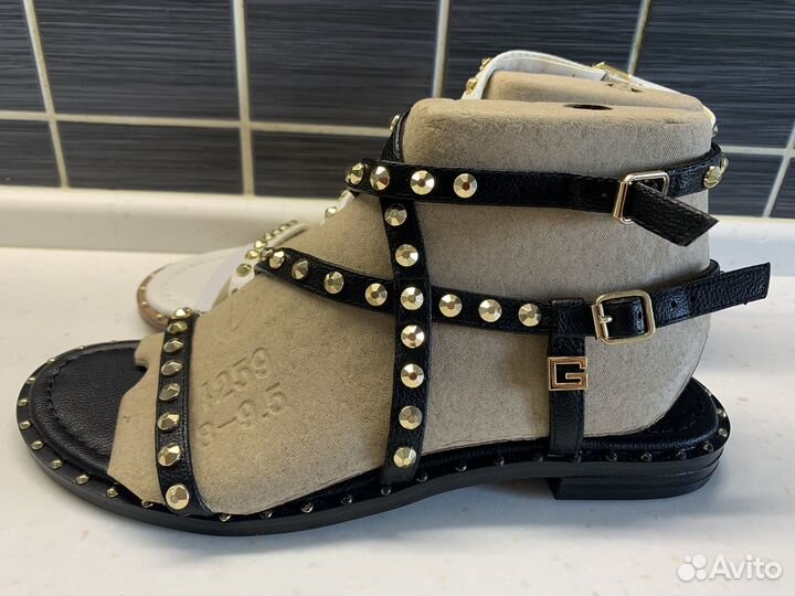 Босоножки Guess белые, 37 размер