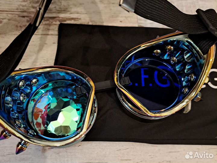 Очки одна линза радужная вторая синия с мешочком