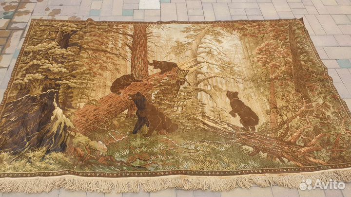 Гобелен мишки в лесу