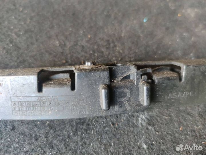 Крепление переднего бампера правое Mercedes-Benz