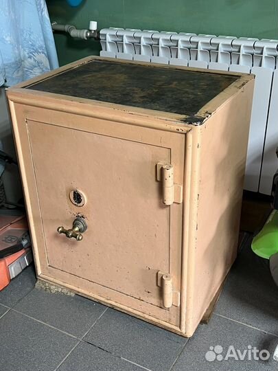 Сейф старинный