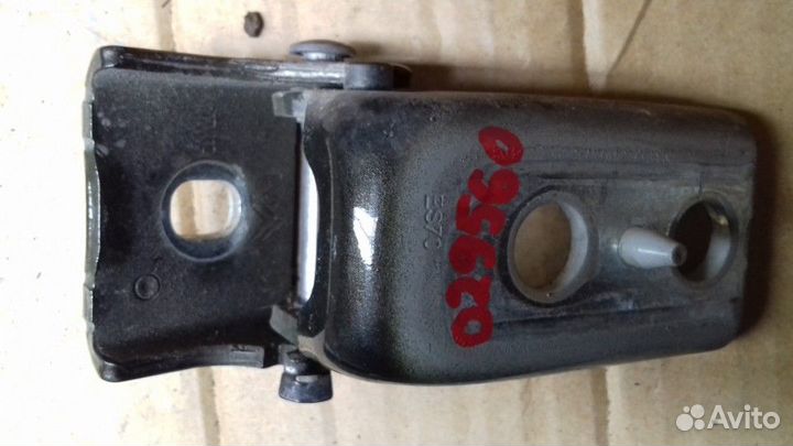 Петля двери задняя левая нижняя Citroen C4 2011