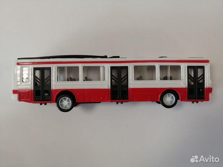 Троллейбус игрушечный