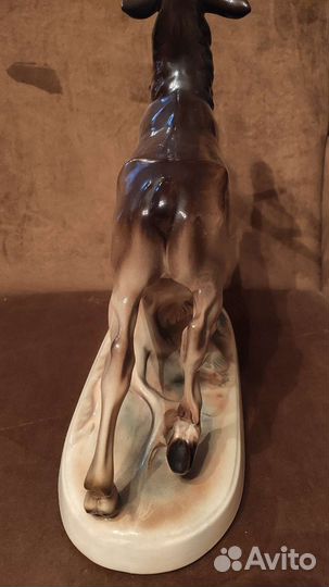 Фарфоровая статуэтка 