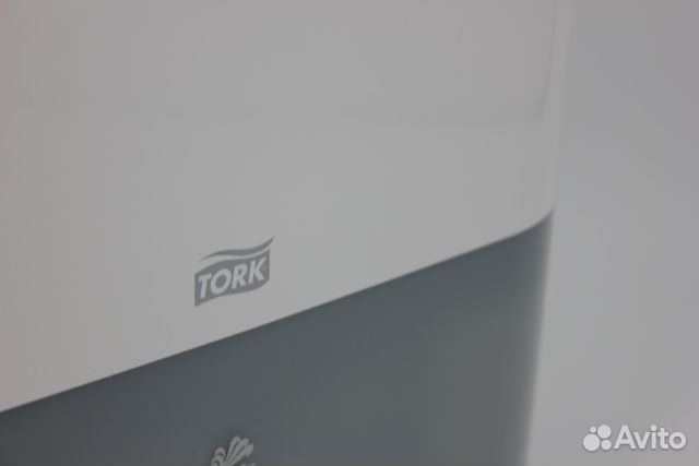 Диспенсер для полотенец в рулонах Tork H1 сенсор