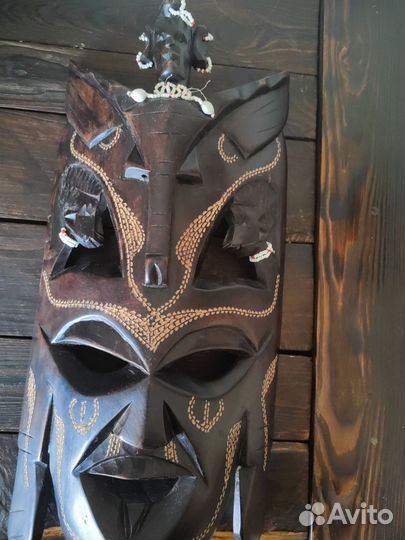 Африканская маска из красного дерева Танзания