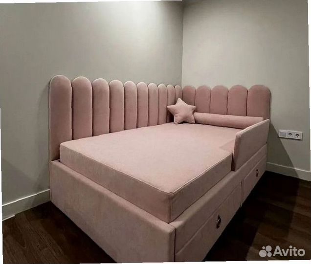 Детская кровать с мягкой спинкой