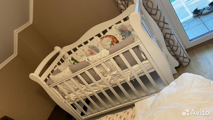 Детская кроватка с маятником и ящиком
