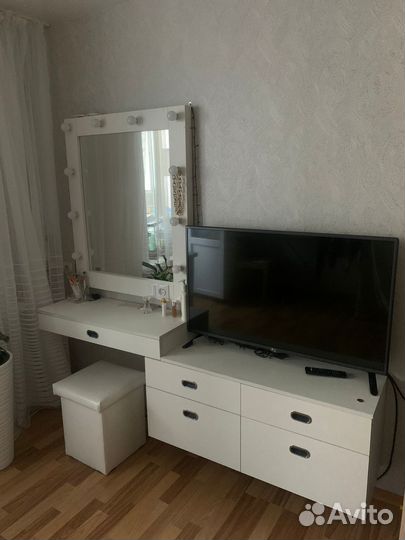 Туалетный столик с зеркалом